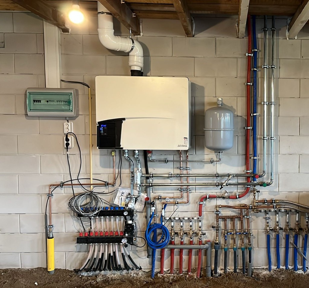 ATAG cv-ketel leidingwerk en verwarmingsverdeler installatie door WF Plumbers